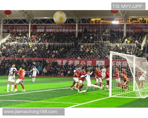 足球明星在吐鲁番的绿茵场上展现风采与激情的精彩瞬间